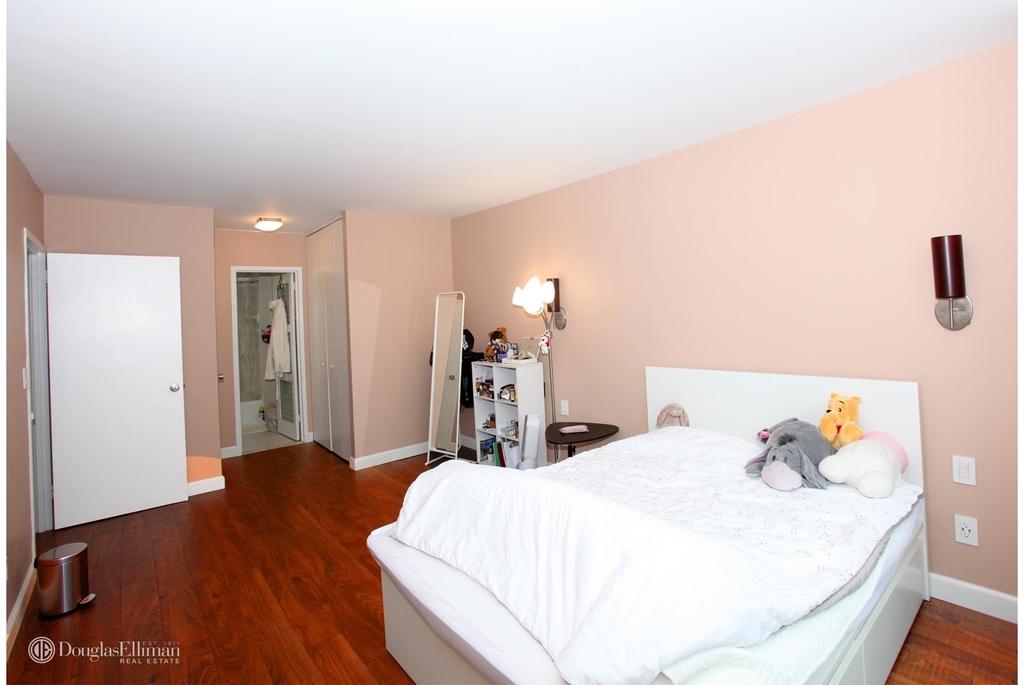 322 West 57th St - Photo 6