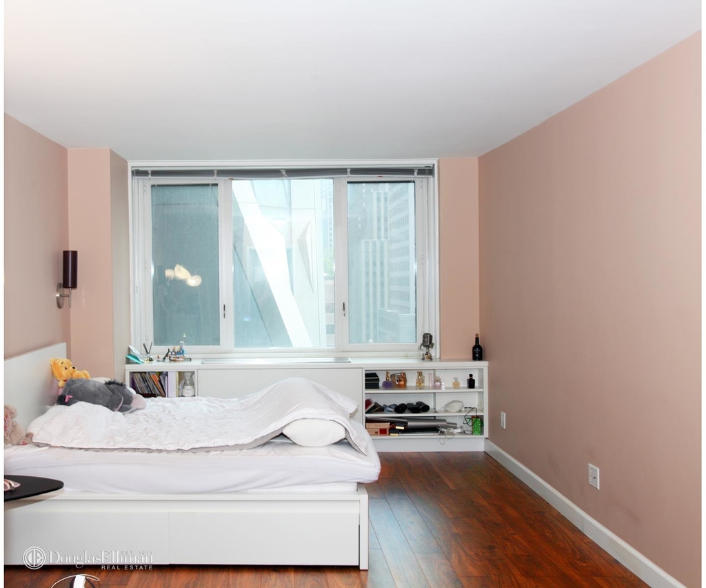 322 West 57th St - Photo 5