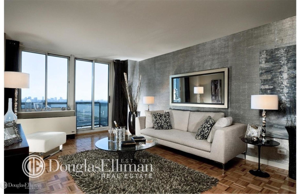 560 West 43rd St - Photo 11