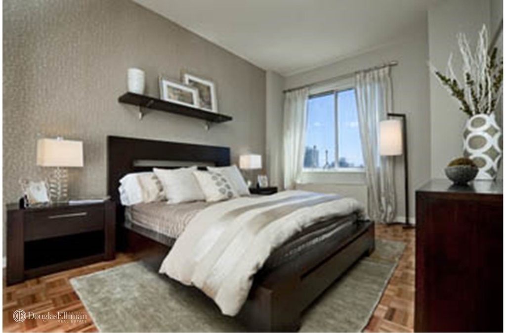 560 West 43rd St - Photo 2