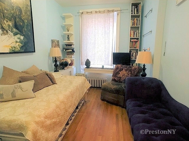 229 West 20th Street - Photo 1