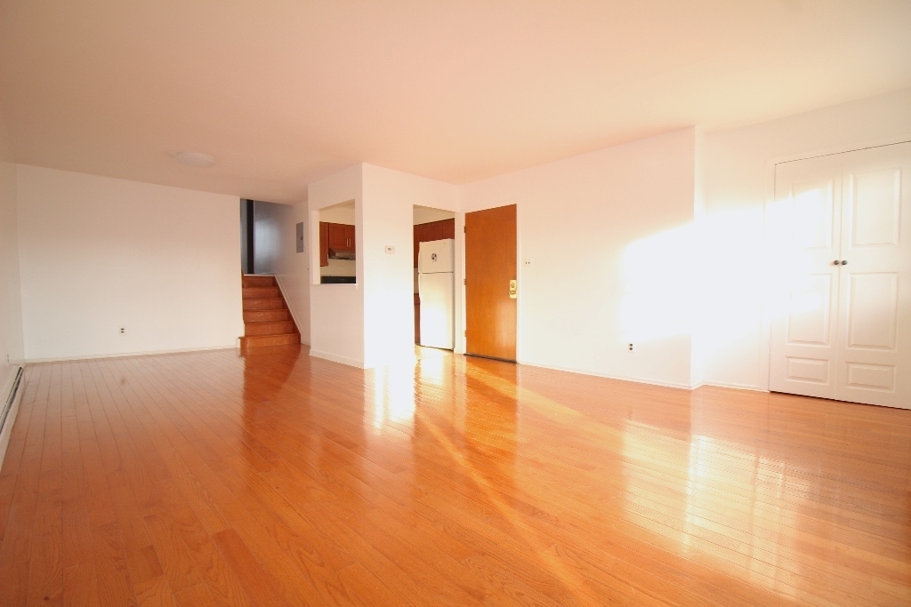 1521 W 7th street - Photo 2