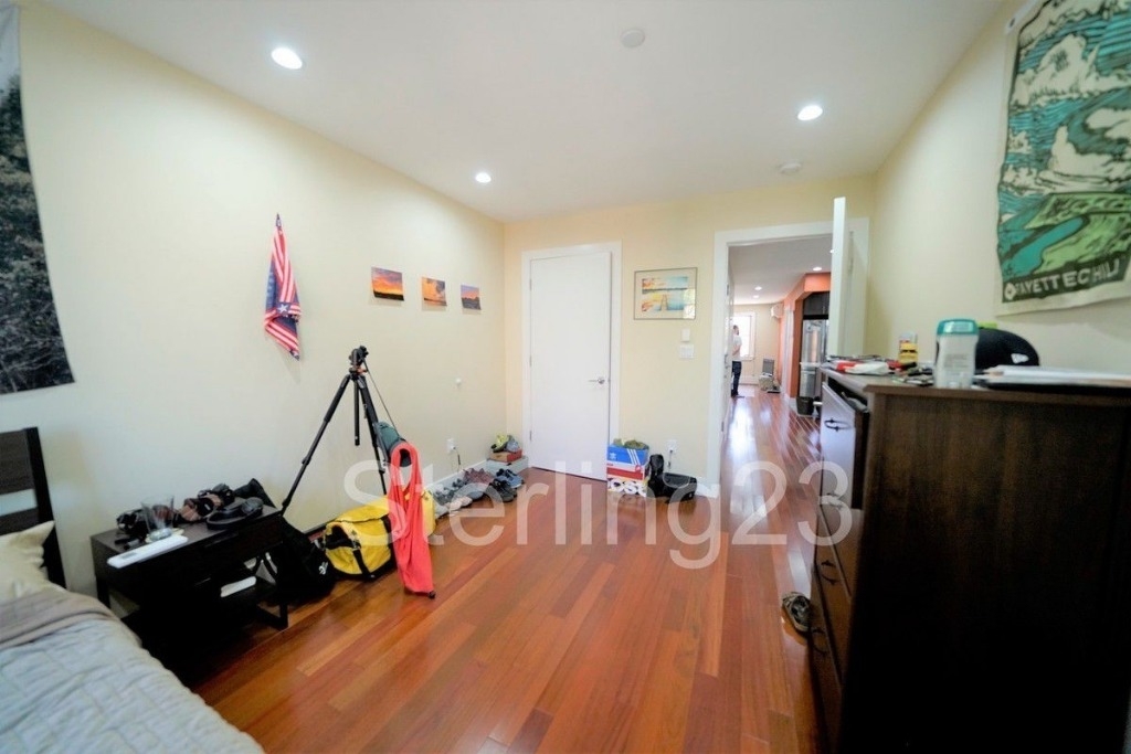 21-08 Steinway Street - Photo 6