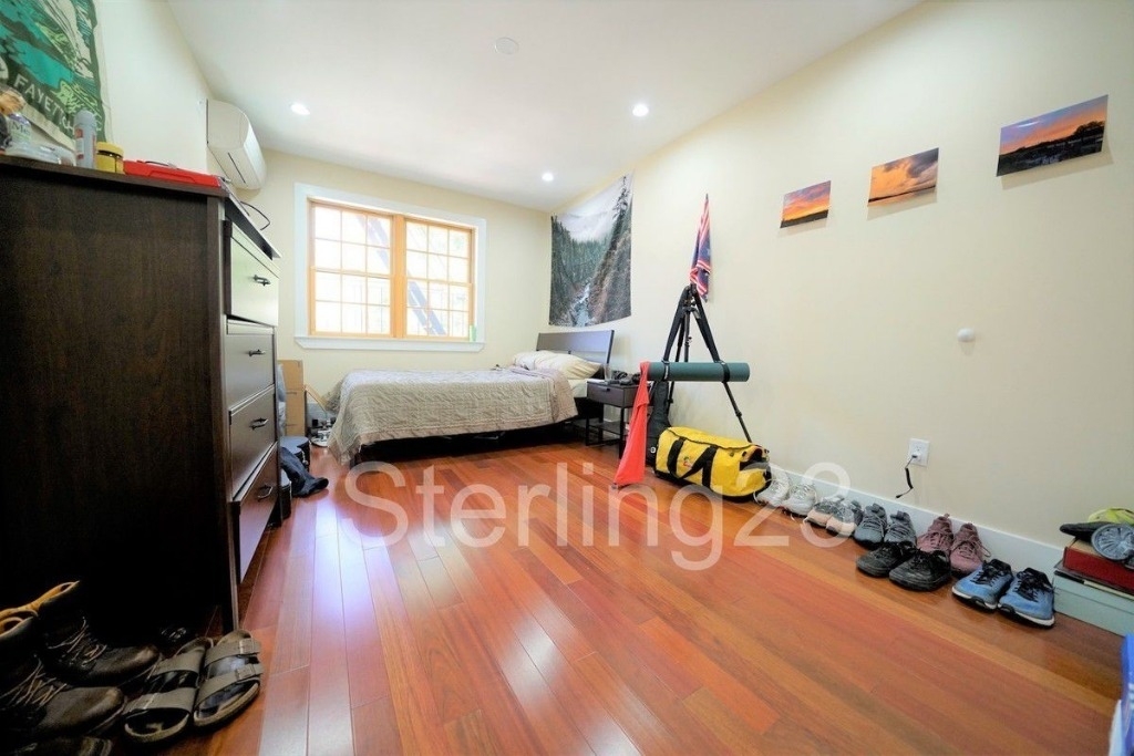 21-08 Steinway Street - Photo 1