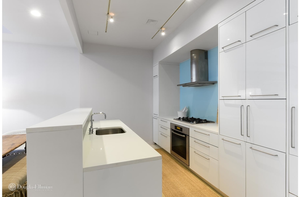 246 West 17th St - Photo 1