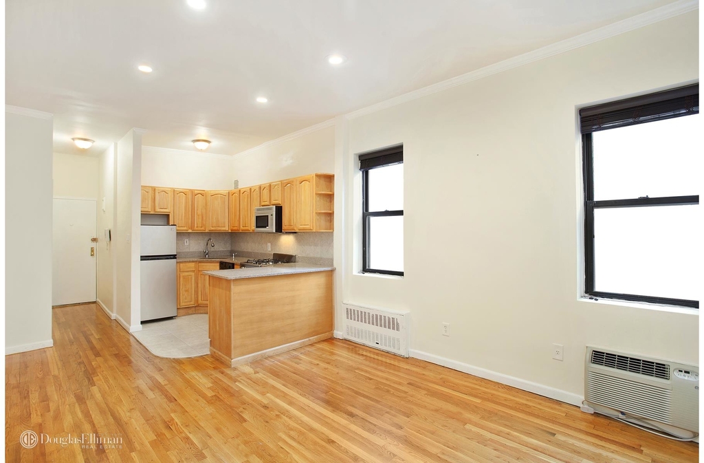 152 East 35th St - Photo 0