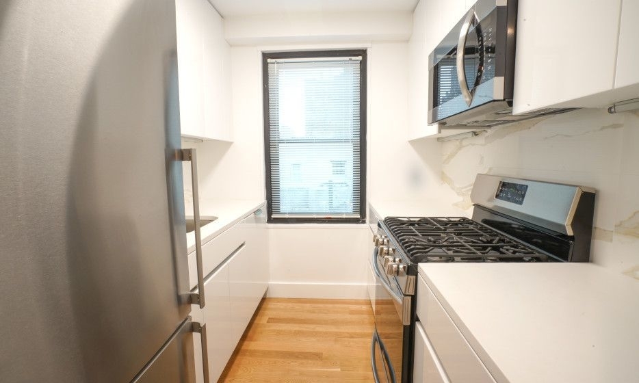 2 Bedroom 2 Bath on West 57th street with washer and dryer in the unit - Photo 0