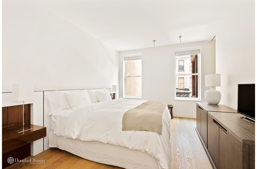 34 East 61st St - Photo 3