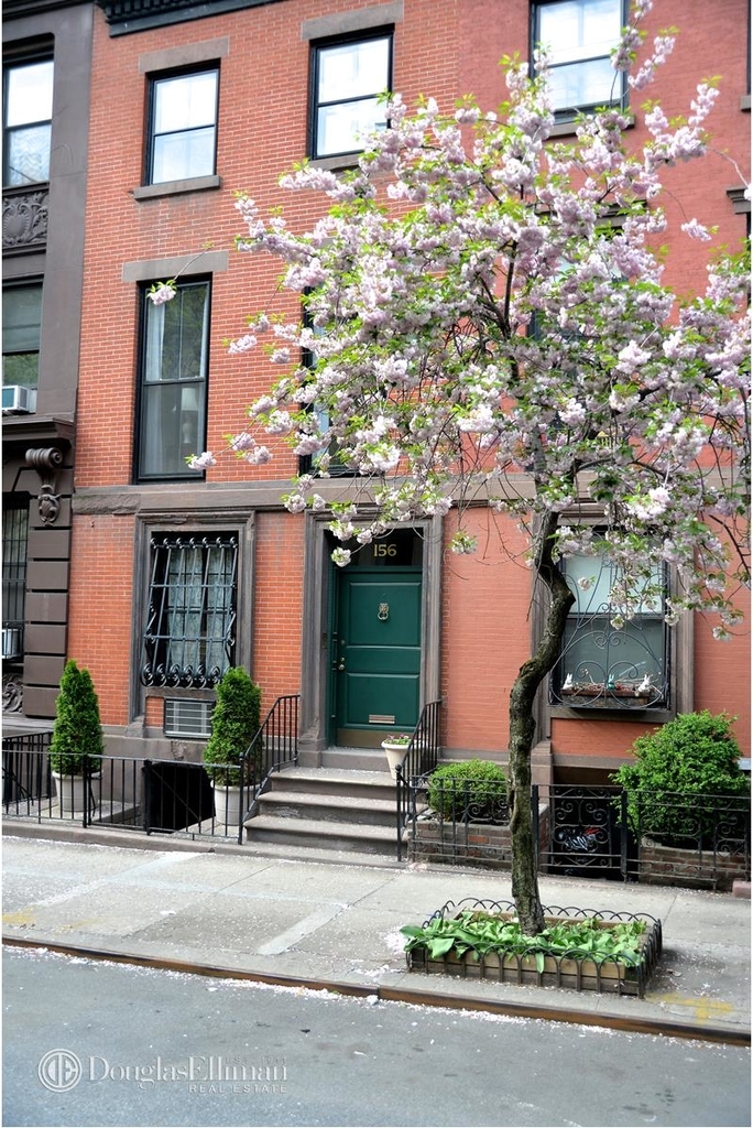 156 East 82nd St - Photo 6