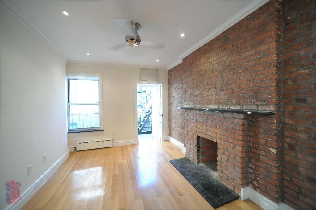 566 Hudson - Photo 2