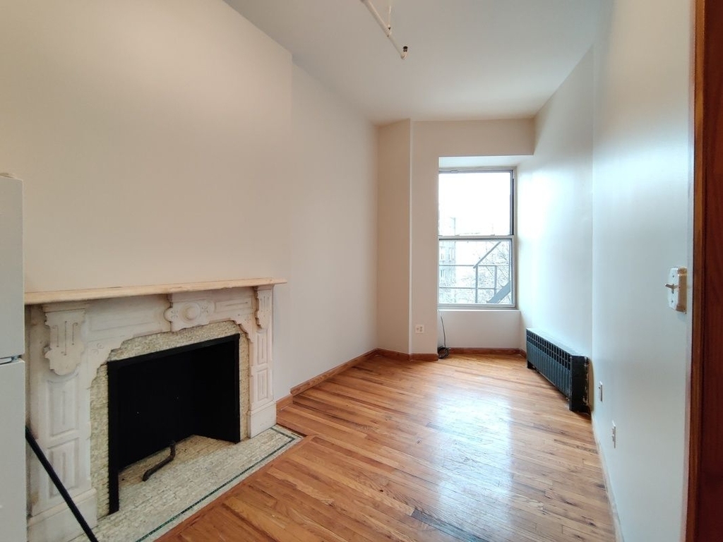 1119 Bergen St  - Photo 2