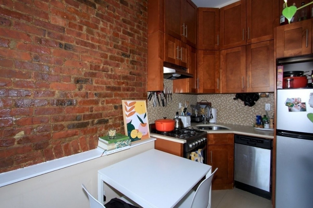 142 Macon Street  - Photo 6