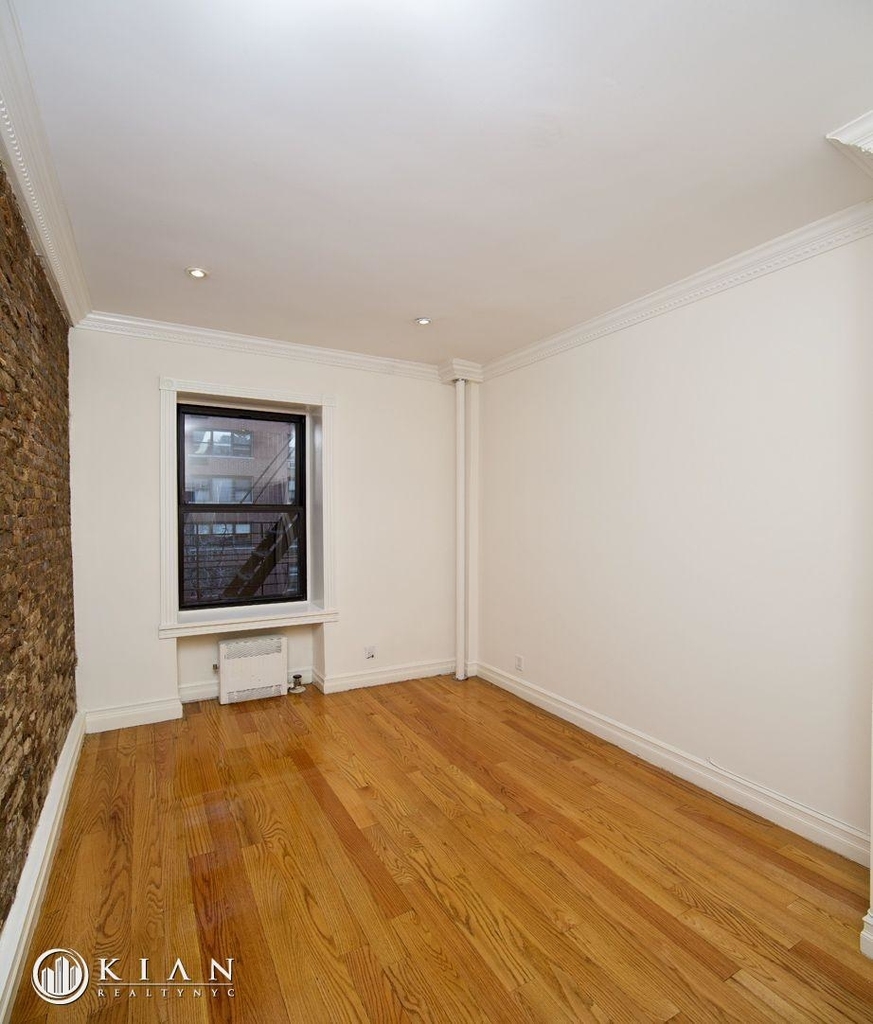 East 55th Street - Photo 2