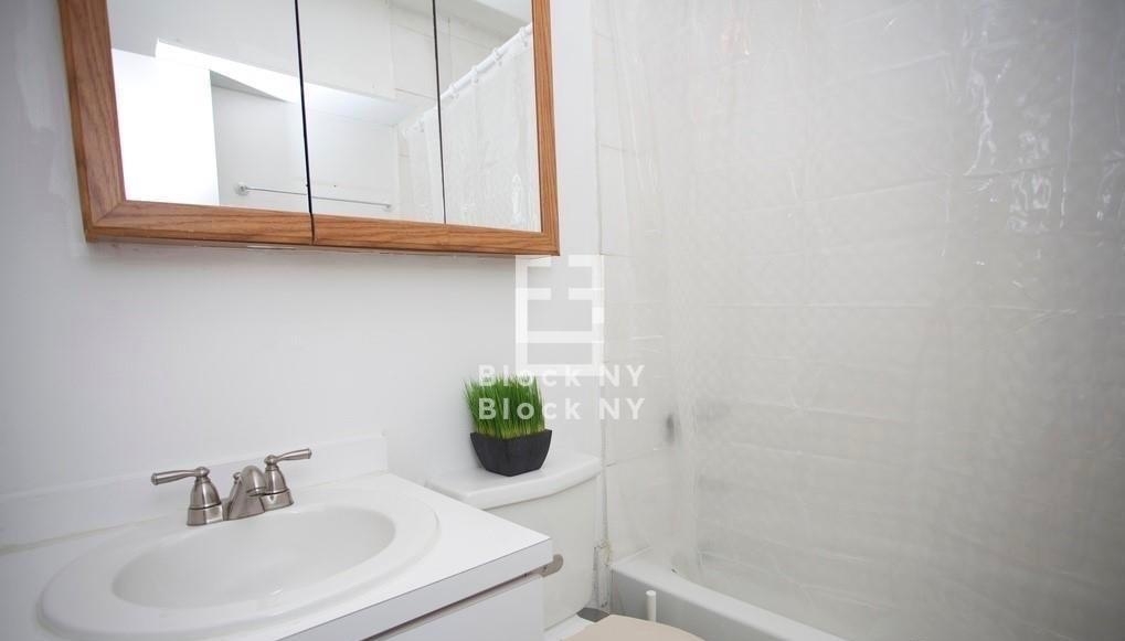 366 West 52nd Street - Photo 6