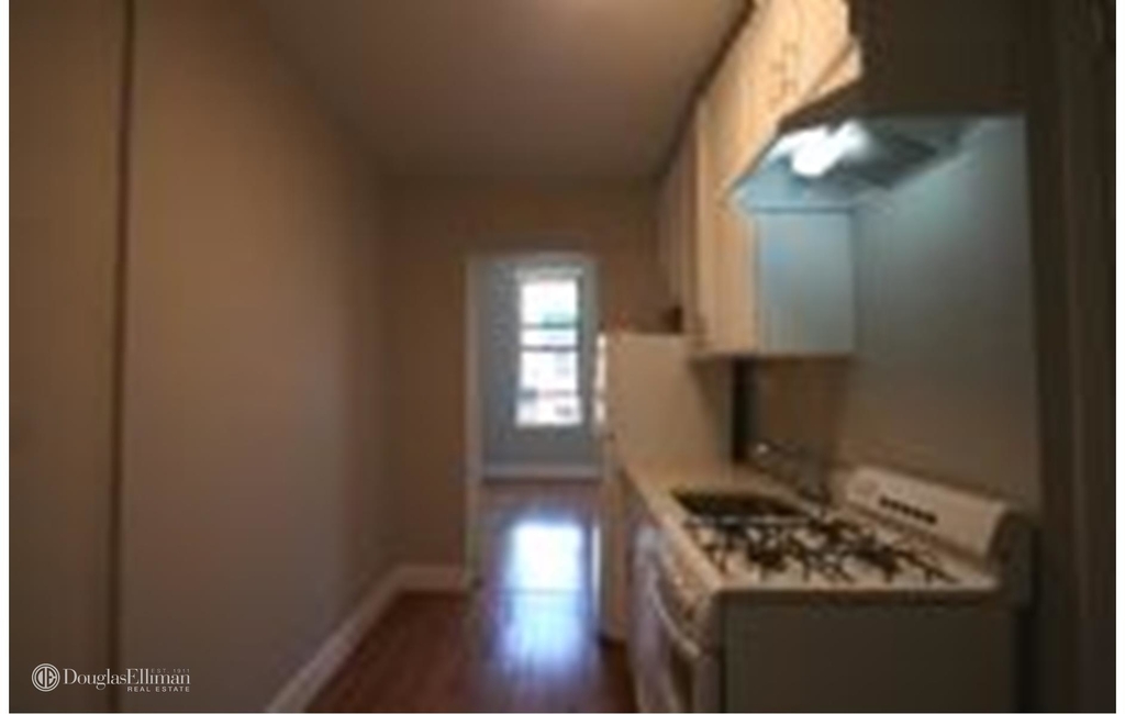 647 East 11th St - Photo 2