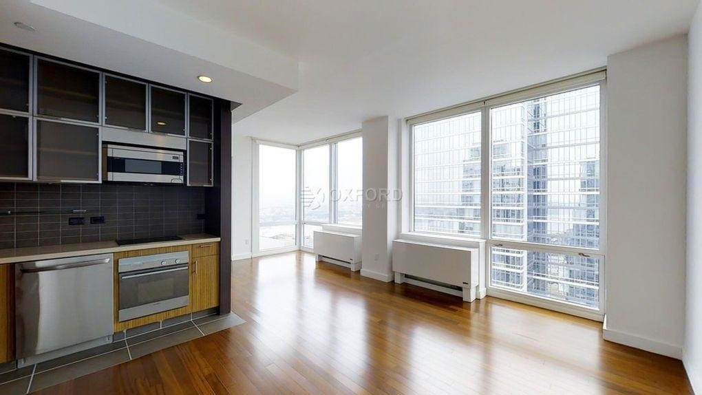 600 West 42nd St - Photo 1