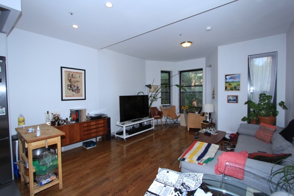 405 Franklin Ave - Photo 2