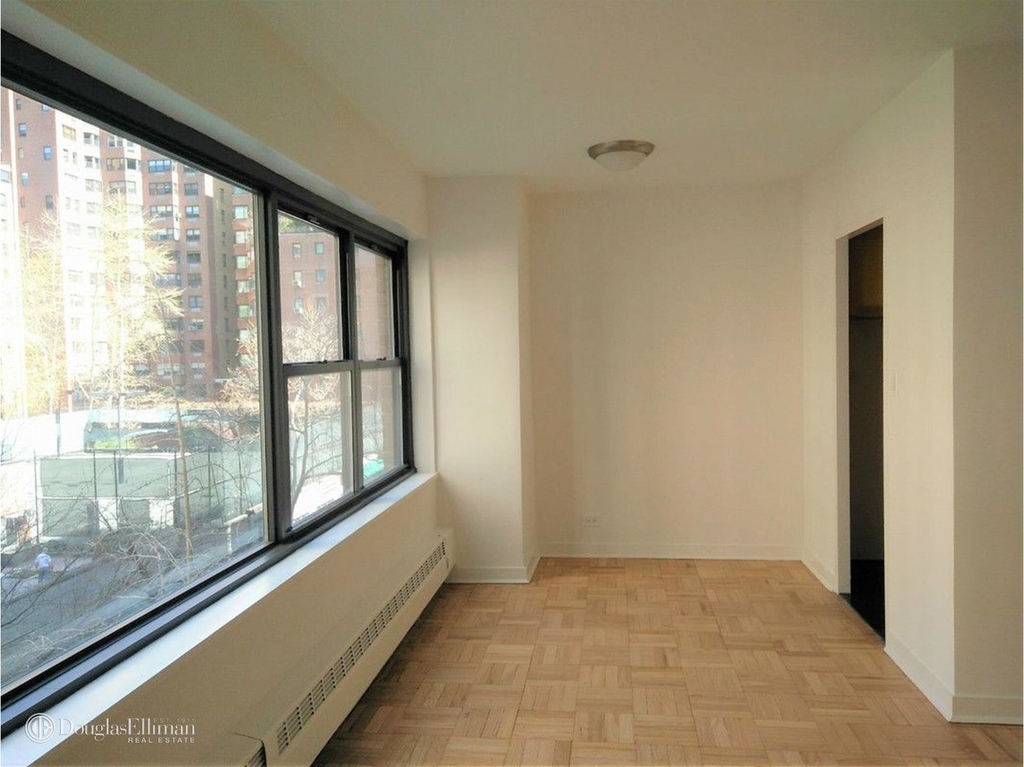 412 East 55th St - Photo 2