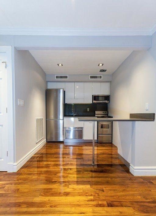 3 Bed in Chelsea w/ Private Yard!!! - Photo 2