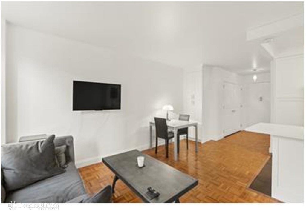 1 Irving Pl - Photo 2