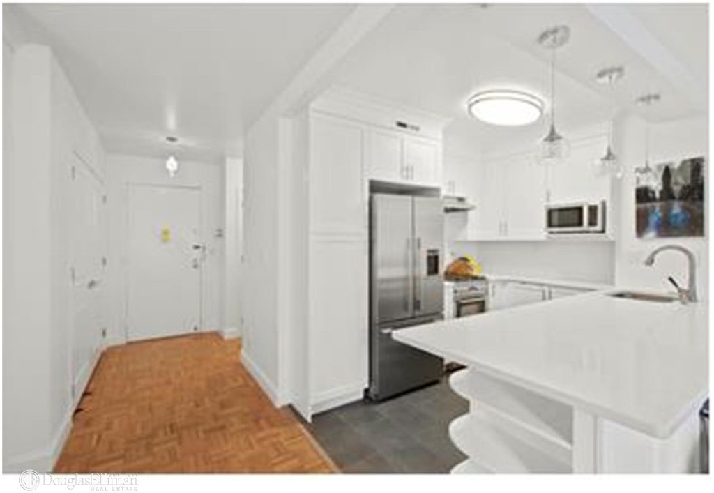 1 Irving Pl - Photo 3