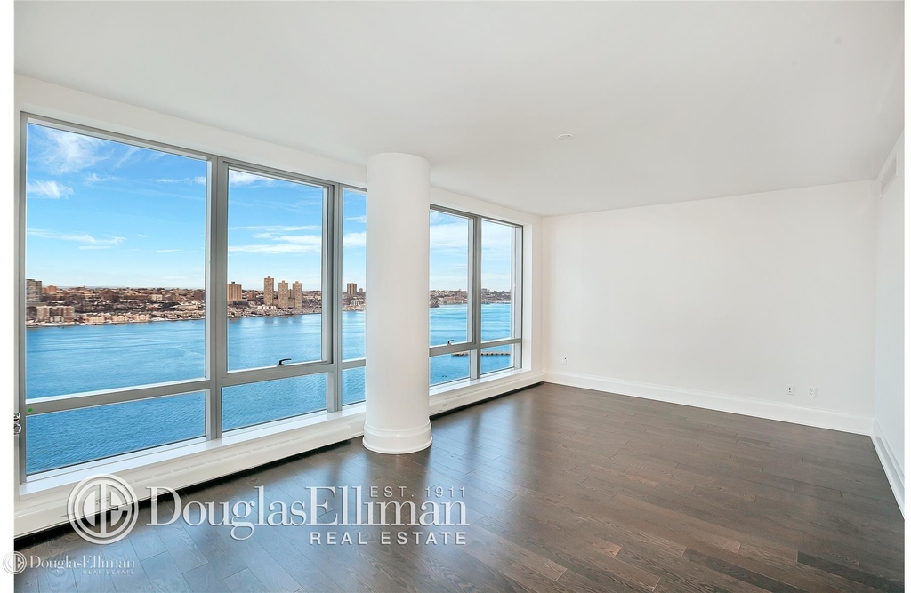 50 Riverside Boulevard - Photo 1