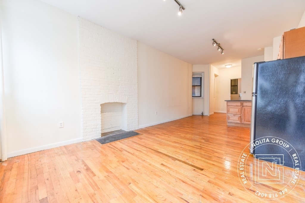 242 Mulberry St - Photo 2