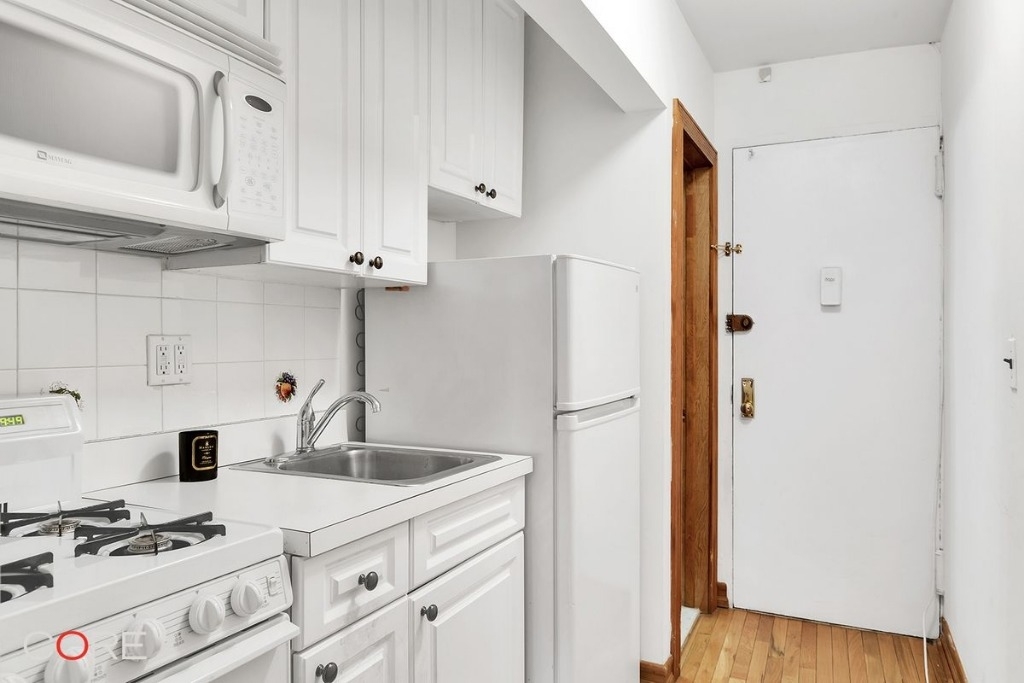 205 West 13th Street - Photo 2