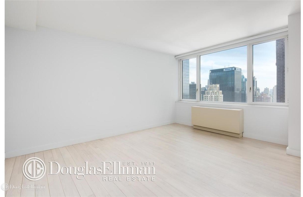 322 West 57th St - Photo 4