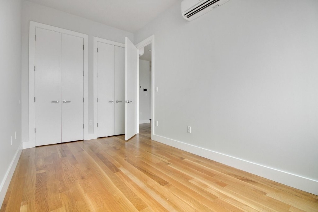 410 lexington ave  - Photo 4