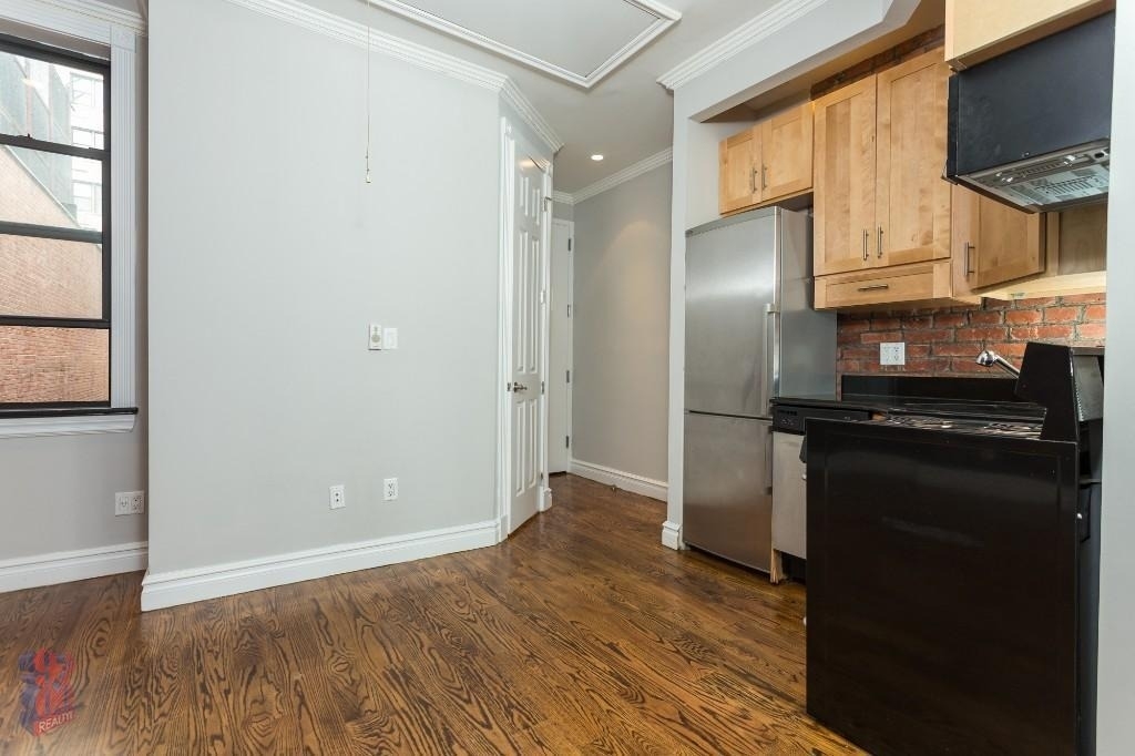 330 E 35th - Photo 5