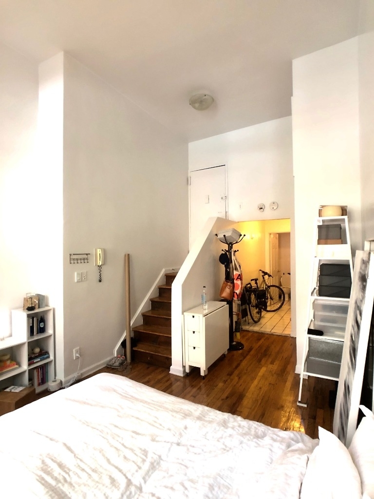 320 W 22 St - Photo 2