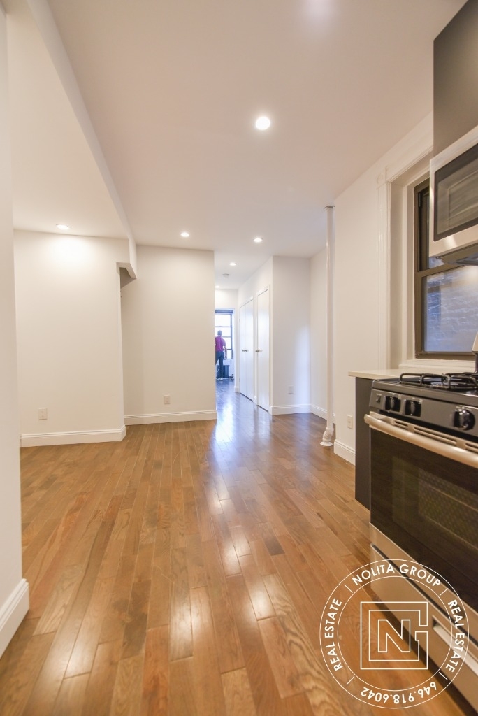 242 Mulberry St - Photo 2