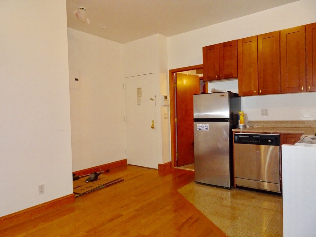 East 52nd Street - Photo 7