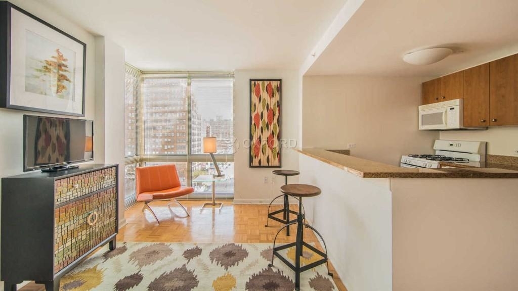 400 West 37th Street - Photo 1