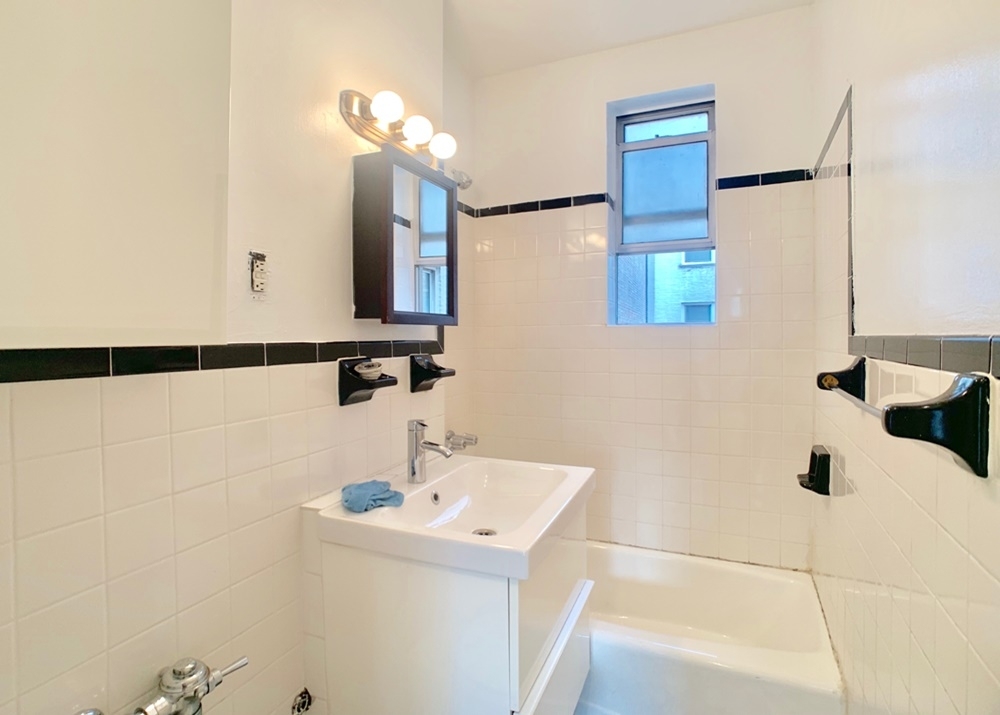 31-15 21st Avenue - Photo 8