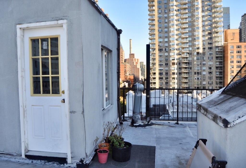 East 74th Street - Photo 12