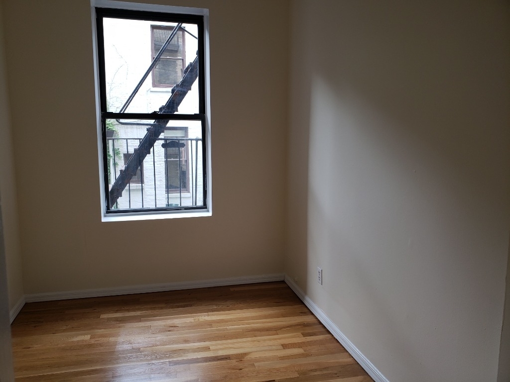 201 West 11th Street - Photo 4