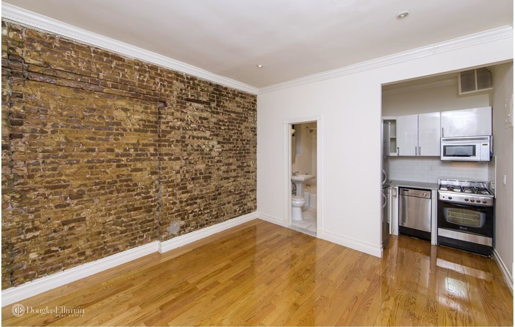 338 East 55th St - Photo 1