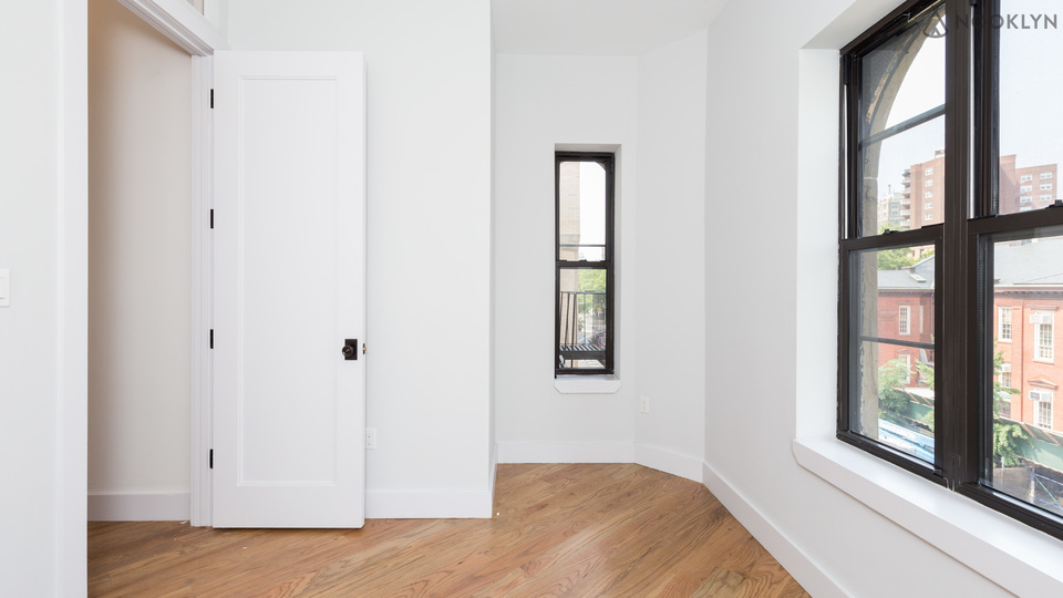 677 Vanderbilt Ave - Photo 2