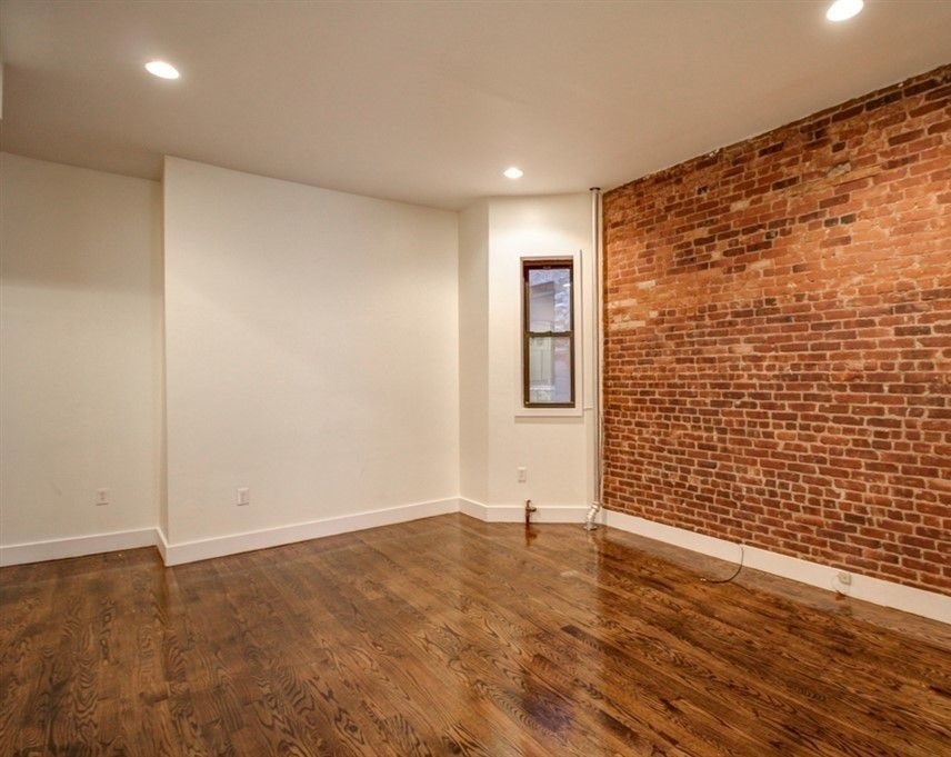 1047 Bedford Ave - Photo 2