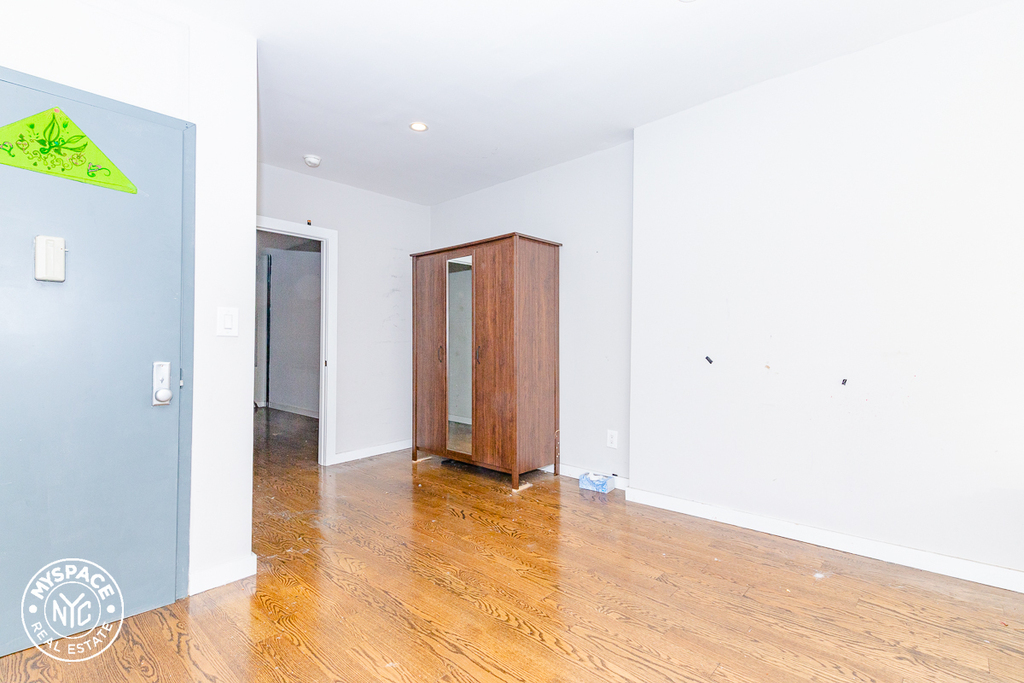 1324 Halsey Street - Photo 2