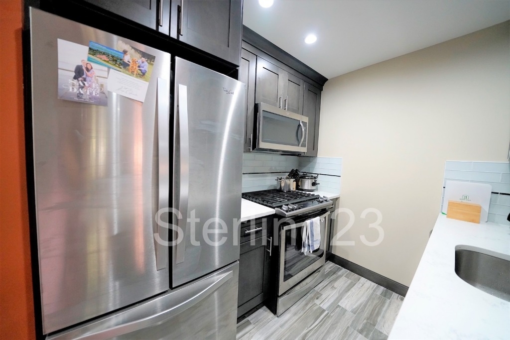 21-08 Steinway Street - Photo 0