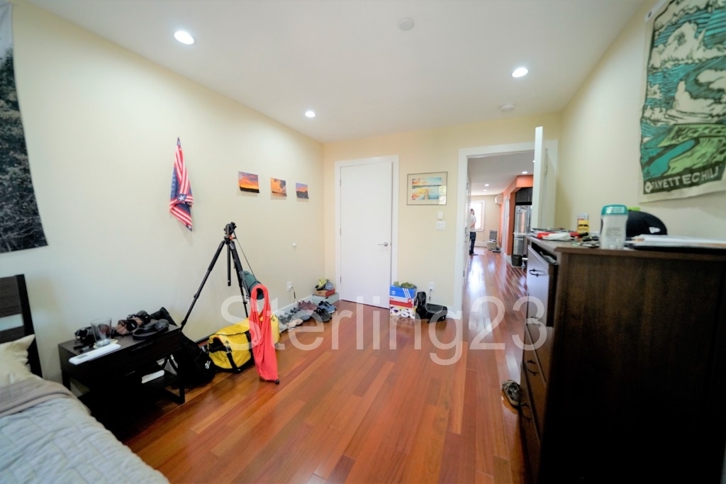 21-08 Steinway Street - Photo 7