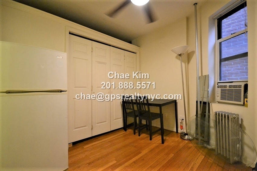 534 West 50th Street - Photo 2