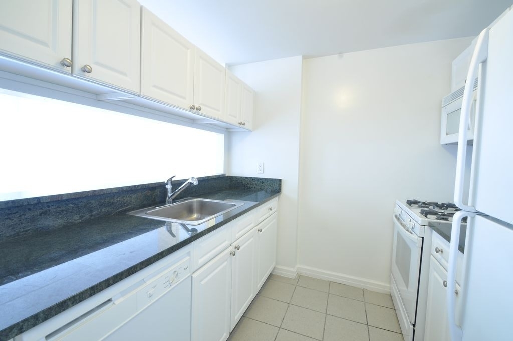 520 W 48th St Apt 5h - Photo 0