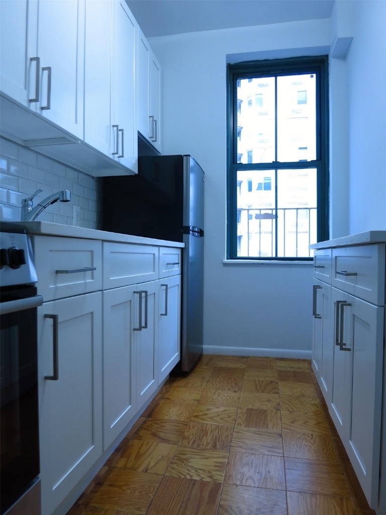 524 East 74th St - Photo 3