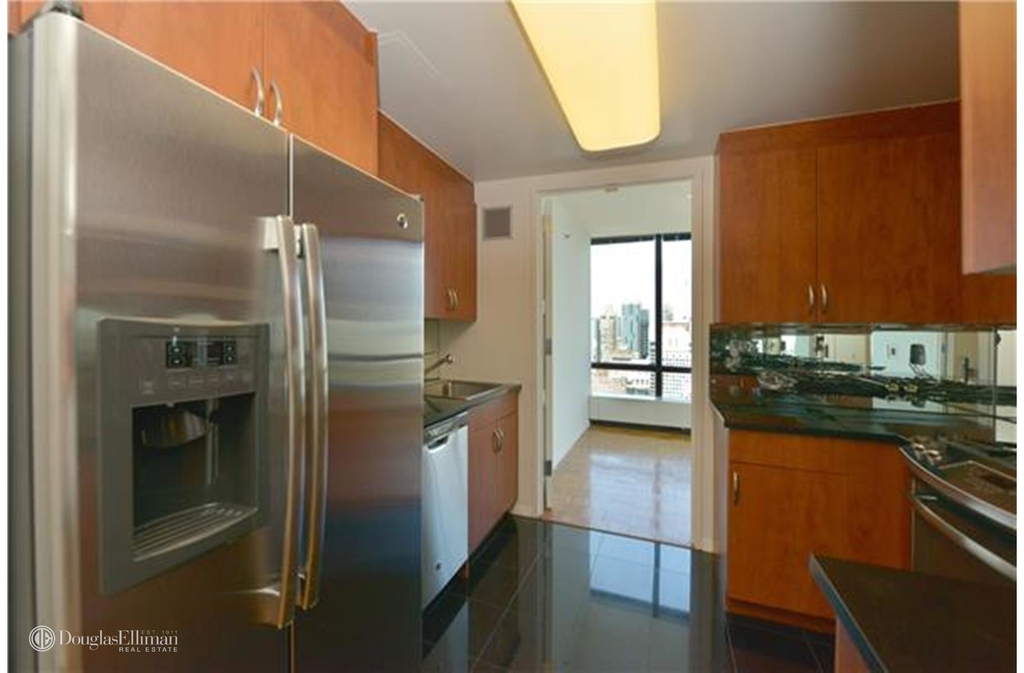 420 East 61st St - Photo 7