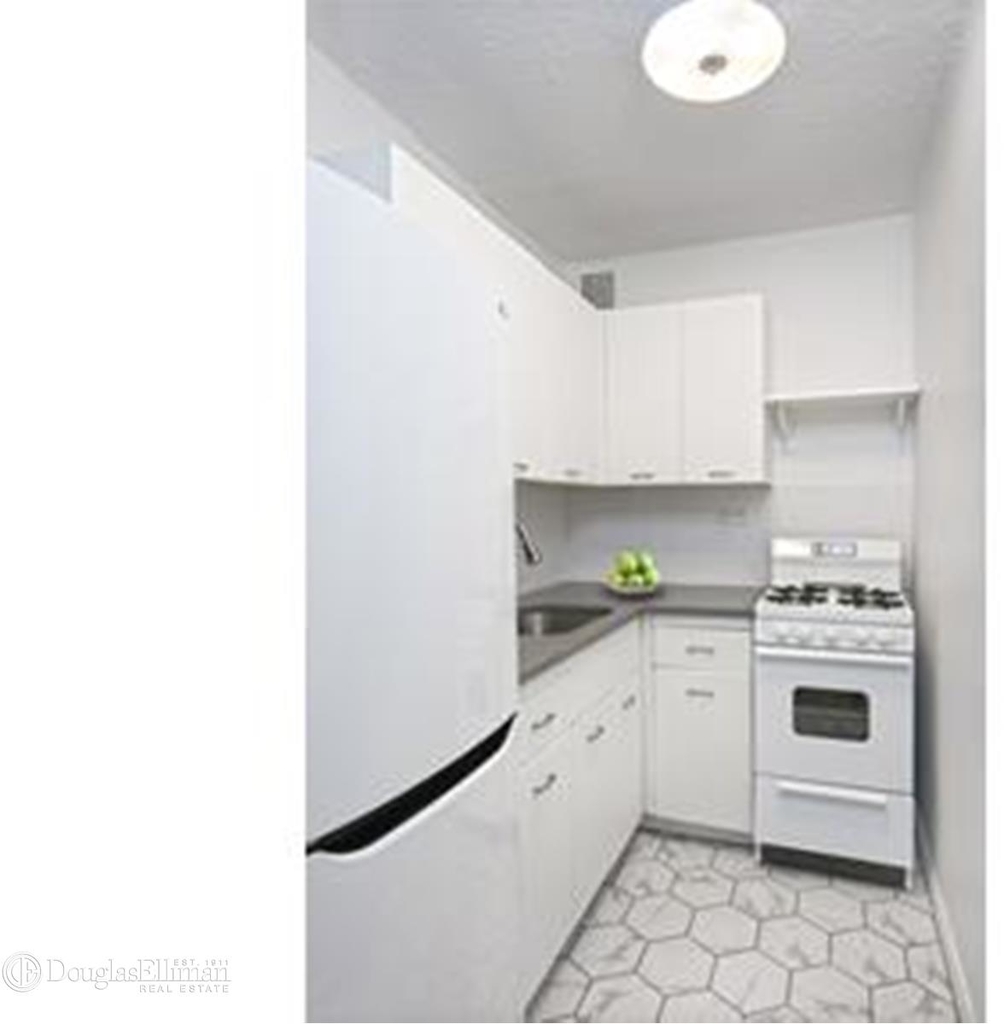 210 East 15th St - Photo 5