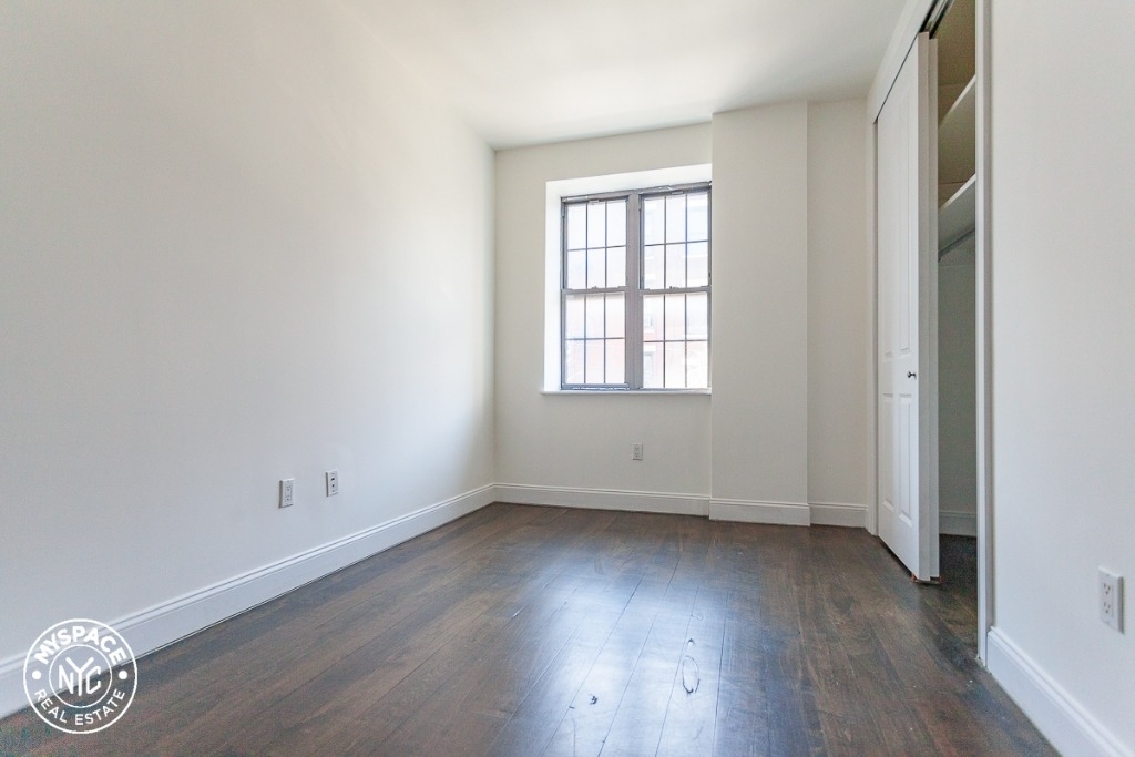 271 Metropolitan Ave  - Photo 2